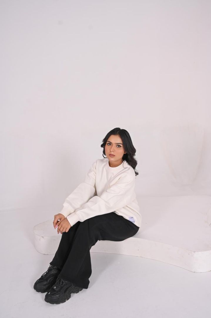 WHITE SWEAT SHIRT